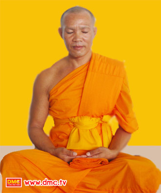 พระธรรมทายาท  กรทิพย์ จรณธมฺโม   ในท่า Peace Position