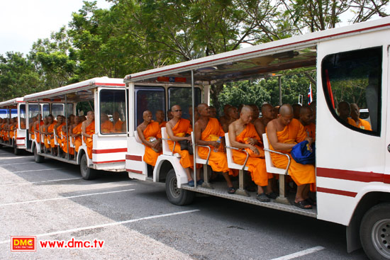 รถรางรับส่งพระภิกษุ-สามเณร วัดพระธรรมกาย