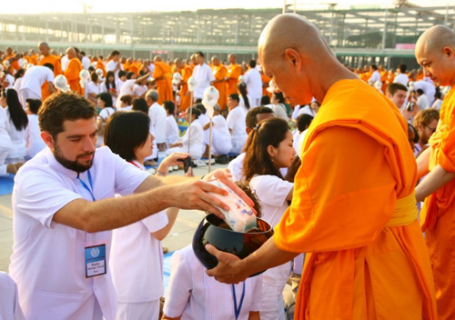ทำบุญตักบาตรในวันมาฆบูชา