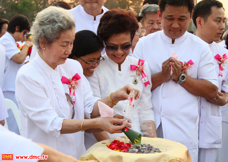 รัตนชาติแต่ละชิ้นถูกบรรจงโปรยลงด้วยใจที่น้อมถึงมหาปูชนียาจารย์ รัตนชาติแต่ละชิ้นถูกบรรจงโปรยลงด้วยใจที่น้อมถึงมหาปูชนียาจารย์