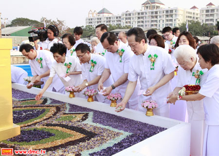 รัตนชาติแต่ละชิ้นที่ร่วมโปรย คือ จุดเริ่มต้นของการสถาปนาอาคาร 100 ปีคุณยายอาจารย์ฯ รัตนชาติแต่ละชิ้นที่ร่วมโปรย คือ จุดเริ่มต้นของการสถาปนาอาคาร 100 ปีคุณยายอาจารย์ฯ