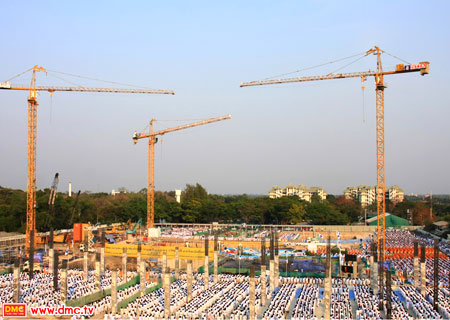 พื้นที่ก่อสร้างอาคาร 100 ปี เนืองแน่นไปด้วยเหล่าศิษยานุศิษย์ พื้นที่ก่อสร้างอาคาร 100 ปี เนืองแน่นไปด้วยเหล่าศิษยานุศิษย์