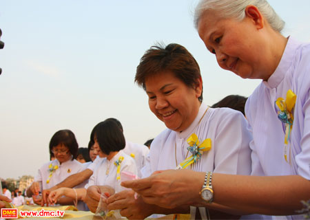 ศิษยานุศิษย์ร่วมโปรยรัตนชาติด้วยใจที่น้อมระลึกถึงคุณอันไม่มีประมาณของมหาปูชนียาจารย์ทั้ง 3 ท่าน  ศิษยานุศิษย์ร่วมโปรยรัตนชาติด้วยใจที่น้อมระลึกถึงคุณอันไม่มีประมาณของมหาปูชนียาจารย์ทั้ง 3 ท่าน