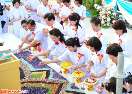 รัตนชาติที่เหล่าศิษยานุศิษย์ร่วมโปรย เป็นเสมือนจุดเริ่มต้น ในการร่วมสถาปนาอาคาร 100 ปีคุณยายฯ ให้สำเร็จในเร็ววัน รัตนชาติที่เหล่าศิษยานุศิษย์ร่วมโปรย เป็นเสมือนจุดเริ่มต้น ในการร่วมสถาปนาอาคาร 100 ปีคุณยายฯ ให้สำเร็จในเร็ววัน