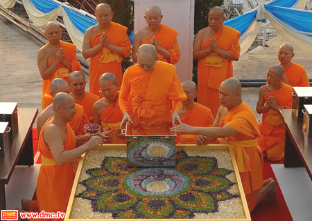 พระราชภาวนาวิสุทธิ์ (หลวงพ่อธัมมชโย) วางดวงแก้วมณีบรมจักร  พระราชภาวนาวิสุทธิ์ (หลวงพ่อธัมมชโย) วางดวงแก้วมณีบรมจักร