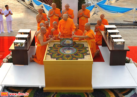 พระราชภาวนาวิสุทธิ์ (หลวงพ่อธัมมชโย) วางดวงแก้วมณีบรมจักรเป็นปฐมฤกษ์ พระราชภาวนาวิสุทธิ์ (หลวงพ่อธัมมชโย) วางดวงแก้วมณีบรมจักรเป็นปฐมฤกษ์