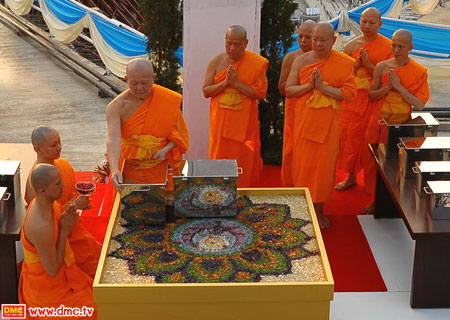 พระภาวนาวิริยคุณ(หลวงพ่อทัตตะชีโว) วางดวงแก้วมณีบรมจักร พระภาวนาวิริยคุณ(หลวงพ่อทัตตะชีโว) วางดวงแก้วมณีบรมจักร