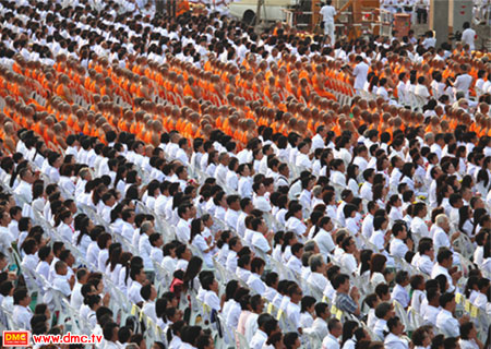 เหล่าศิษยานุศิษย์กำลังได้น้อมนำใจให้ระลึกถึงพระคุณอันไม่มีประมาณ ของมหาปูชนียาจารย์ทั้ง 3 ท่าน เหล่าศิษยานุศิษย์กำลังได้น้อมนำใจให้ระลึกถึงพระคุณอันไม่มีประมาณ ของมหาปูชนียาจารย์ทั้ง 3 ท่าน