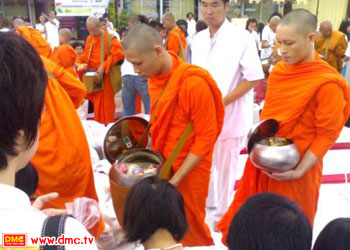 สาธุชนพร้อมใจกันมาใส่บาตรพระ สาธุชนพร้อมใจกันมาใส่บาตรพระ