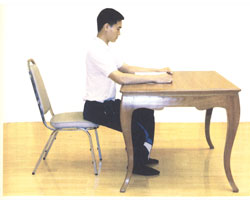 ท่านั่งอ่านหนังสือบนโต๊ะที่ถูกต้อง ท่านั่งอ่านหนังสือบนโต๊ะที่ถูกต้อง