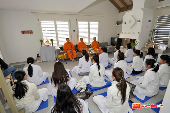 นั่งปฏิบัติธรรม