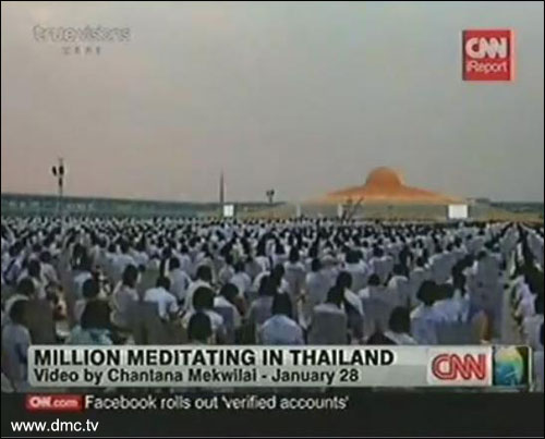 ภาพนั่งสมาธิอีกมุมหนึ่ง ณ มหาธรรมกายเจดีย์ เผยแพร่โดย CNN