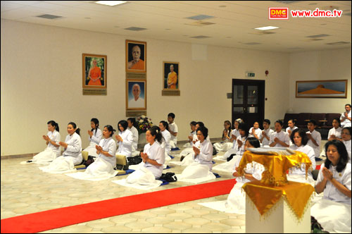 ร่วมพิธีงานบุญบูชาข้าวพระ โดยปฏิบัติธรรมพร้อมกับวัดพระธรรมกายในประเทศไทย 