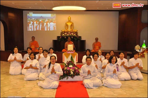 พระอาจารย์ได้มอบวุฒิบัตรธรรมศึกษาโทและตรีให้กับผู้สอบ 