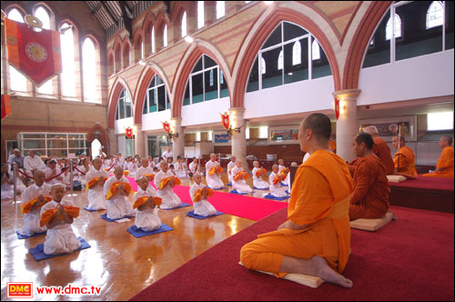 พิธีบรรพชา ร่วมกับคณะธรรมทายาทวัดพระธรรมกายลอนดอน พิธีบรรพชา ร่วมกับคณะธรรมทายาทวัดพระธรรมกายลอนดอน