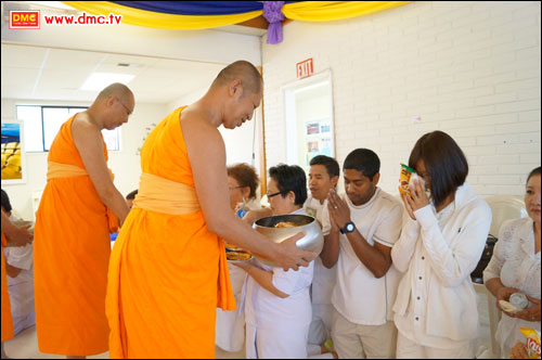 ทุกท่านร่วมกันตักบาตร ทุกท่านร่วมกันตักบาตร