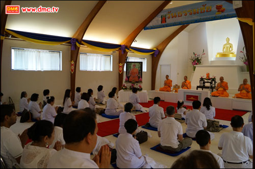 พระอาจารย์นำสวดมนต์ทำวัตรเช้าและปฏิบัติธรรมร่วมกัน  