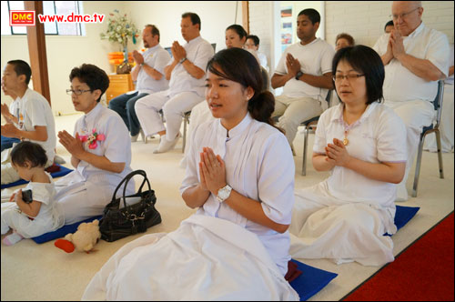 พระอาจารย์นำสวดมนต์ทำวัตรเช้าและปฏิบัติธรรมร่วมกัน  