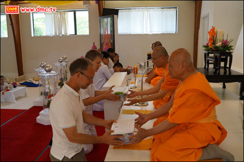 สาธุชนร่วมถวายคิลานเภสัชพร้อมปัจจัยไทยธรรม สาธุชนร่วมถวายคิลานเภสัชพร้อมปัจจัยไทยธรรม