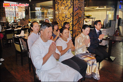 พระอาจารย์ได้แสดงธรรมและนำปฏิบัติธรรมนั่งสมาธิเพื่อกลั่นใจให้ผ่องใส