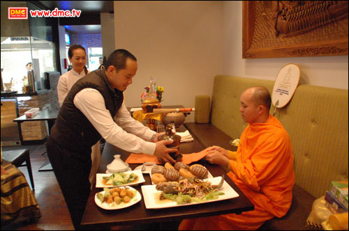 ถวายภัตตาหารเป็นสังฆทาน ถวายภัตตาหารเป็นสังฆทาน