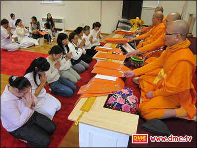 สาธุชนผู้มีบุญทุกท่านได้น้อมนำผ้าบังสุกุลทอดถวายแด่คณะสงฆ์ สาธุชนผู้มีบุญทุกท่านได้น้อมนำผ้าบังสุกุลทอดถวายแด่คณะสงฆ์