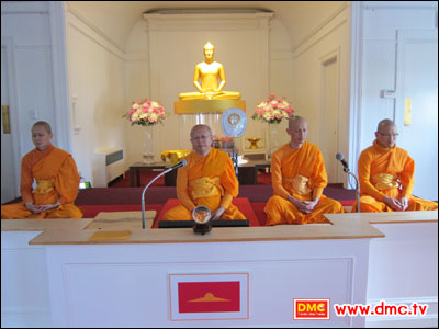 อาจารย์นำสาธุชนปฏิบัติธรรมเพื่อกลั่นกาย วาจา ใจ ให้ใสสะอาดบริสุทธิ์ 