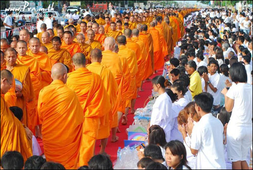 ร่วมสร้างมหาสังฆทานครั้งยิ่งใหญ่พิธีตักบาตรข้าวสารอาหารแห้งแด่พระภิกษุสงฆ์ 11,111 รูป 