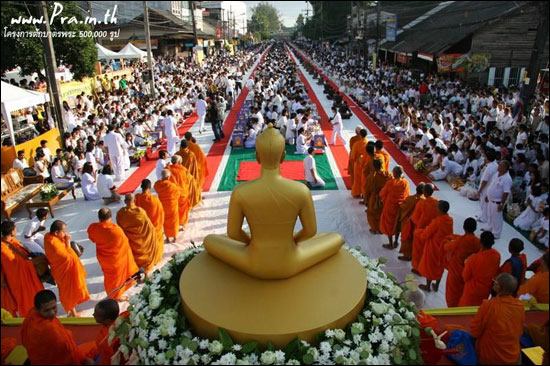 การตักบาตรคือประเพณีอย่างหนึ่งที่ชาวพุทธปฏิบัติกันมาตั้งแต่สมัยพุทธกาล