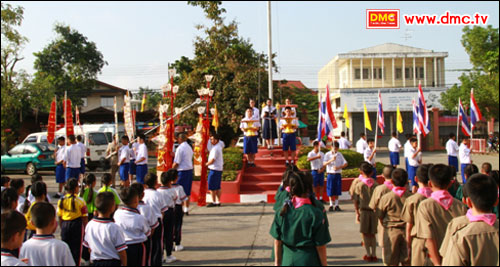 ก่อนงานทอดกฐินสัมฤทธิ์เด็กดี V-Star โรงเรียนพิงครัตน์ ร่วมกันอธิษฐานจิตผ้าไตร ที่หน้าเสาธง 