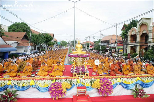 ตักบาตรพระถวายเป็นพุทธบูชา รักษาวัฒนธรรมชาวพุทธ 