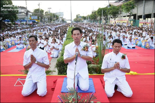 การตักบาตรคือประเพณีอย่างหนึ่งที่ชาวพุทธ