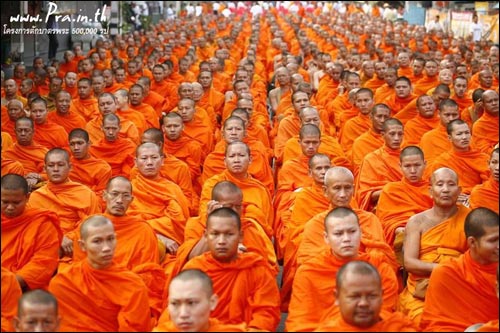 ตักบาตรพระถวายเป็นพุทธบูชา รักษาวัฒนธรรมชาวพุทธ 