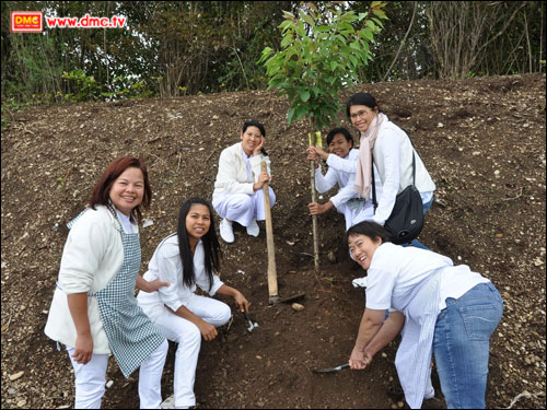 พร้อมใจกันปลูกต้นซากุระ จำนวน 12 ต้น บริเวณหน้าวัดพระธรรมกายบาวาเรีย พร้อมใจกันปลูกต้นซากุระ จำนวน 12 ต้น บริเวณหน้าวัดพระธรรมกายบาวาเรีย