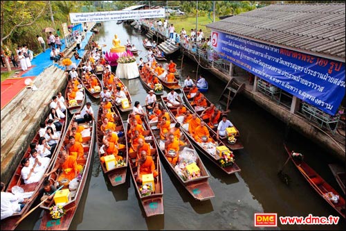 การตักบาตรคือประเพณีอย่างหนึ่งที่ชาวพุทธ