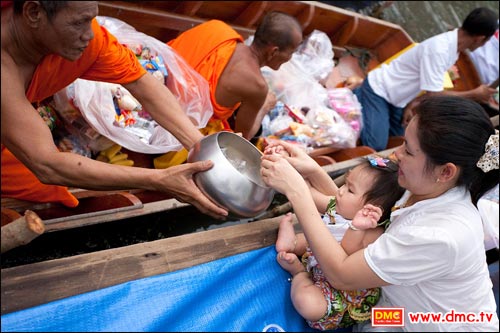 ตักบาตรพระถวายเป็นพุทธบูชา รักษาวัฒนธรรมชาวพุทธ 