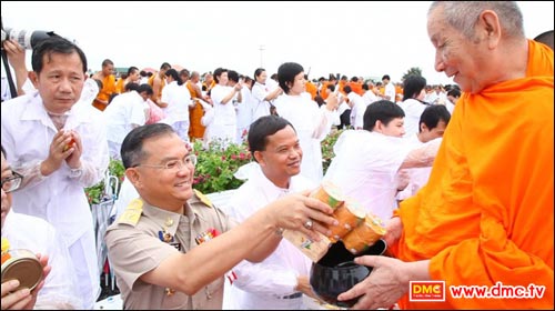 โดยมีนายสมชาย เลิศพงศ์ภากรณ์ รองผู้ว่าราชการจังหวัดสุพรรณบุรี ร่วมตักบาตรในครั้งนี้ด้วย 