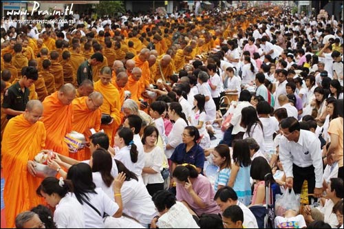 การตักบาตรคือประเพณีอย่างหนึ่งที่ชาวพุทธปฏิบัติกันมาตั้งแต่สมัยพุทธกาล