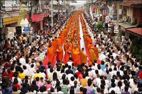 การตักบาตรเป็นประเพณีที่พุทธศาสนิกชนถือปฏิบัติ   