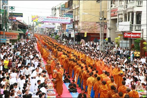 การตักบาตรคือประเพณีอย่างหนึ่งที่ชาวพุทธ