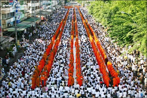 ตักบาตรพระถวายเป็นพุทธบูชา รักษาวัฒนธรรมชาวพุทธ 