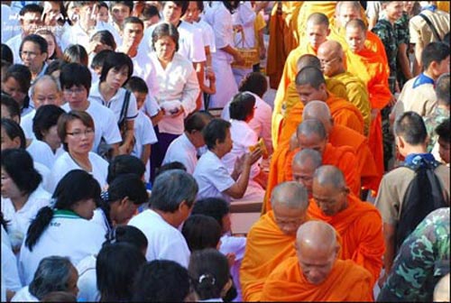 การตักบาตรเป็นประเพณีที่พุทธศาสนิกชนถือปฏิบัติ 
