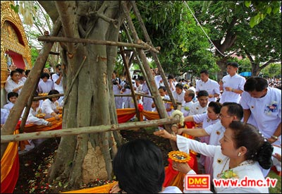 ผู้มีบุญ ร่วมพิธีปลูกต้นพระศรีมหาโพธิ์