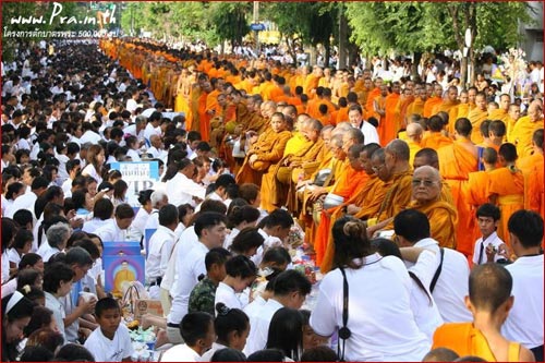 การตักบาตรเป็นประเพณีที่พุทธศาสนิกชนถือปฏิบัติ