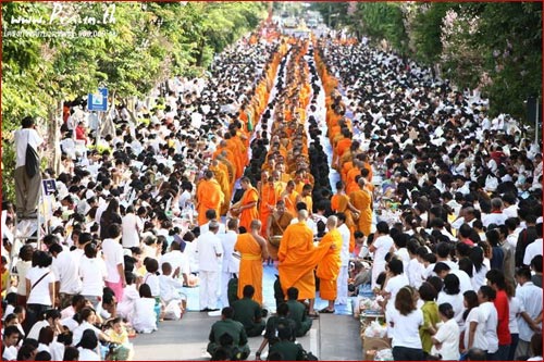 การตักบาตรคือประเพณีอย่างหนึ่งที่ชาวพุทธปฏิบัติกันมาตั้งแต่สมัยพุทธกาล
