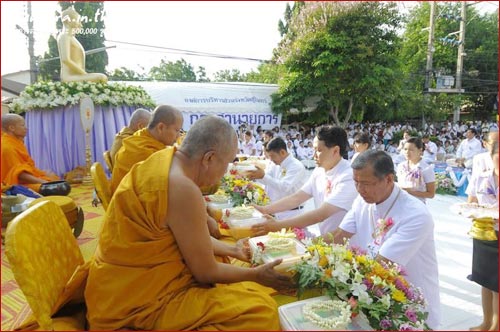 ตักบาตรพระถวายเป็นพุทธบูชา รักษาวัฒนธรรมชาวพุทธ   