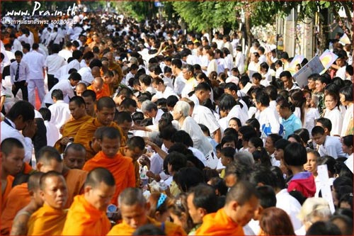 การตักบาตรคือประเพณีอย่างหนึ่งที่ชาวพุทธ