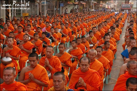 ตักบาตรพระถวายเป็นพุทธบูชา รักษาวัฒนธรรมชาวพุทธ  