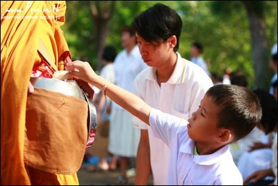 การตักบาตรเป็นประเพณีที่พุทธศาสนิกชนถือปฏิบัติ 