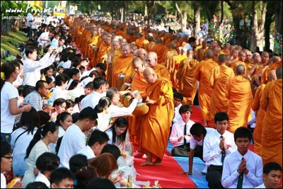 ร่วมตักบาตรพระภิกษุสงฆ์ครั้งประวัติศาสตร์